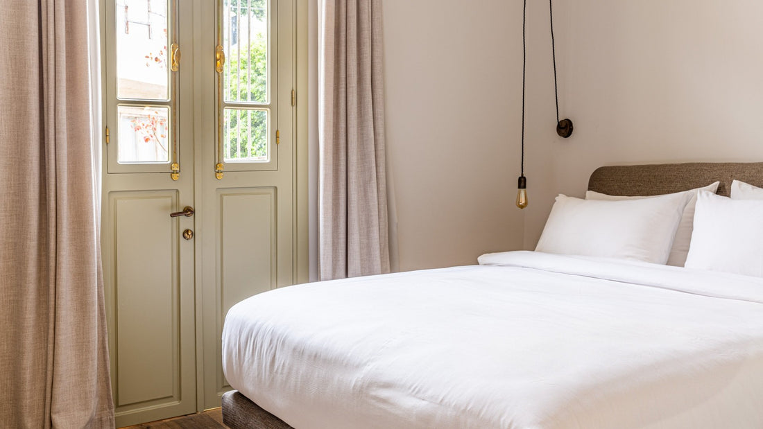 גוון וינטג', כבל שחור מפותל, כוס פליז מעוגלת ונורת "אגס"