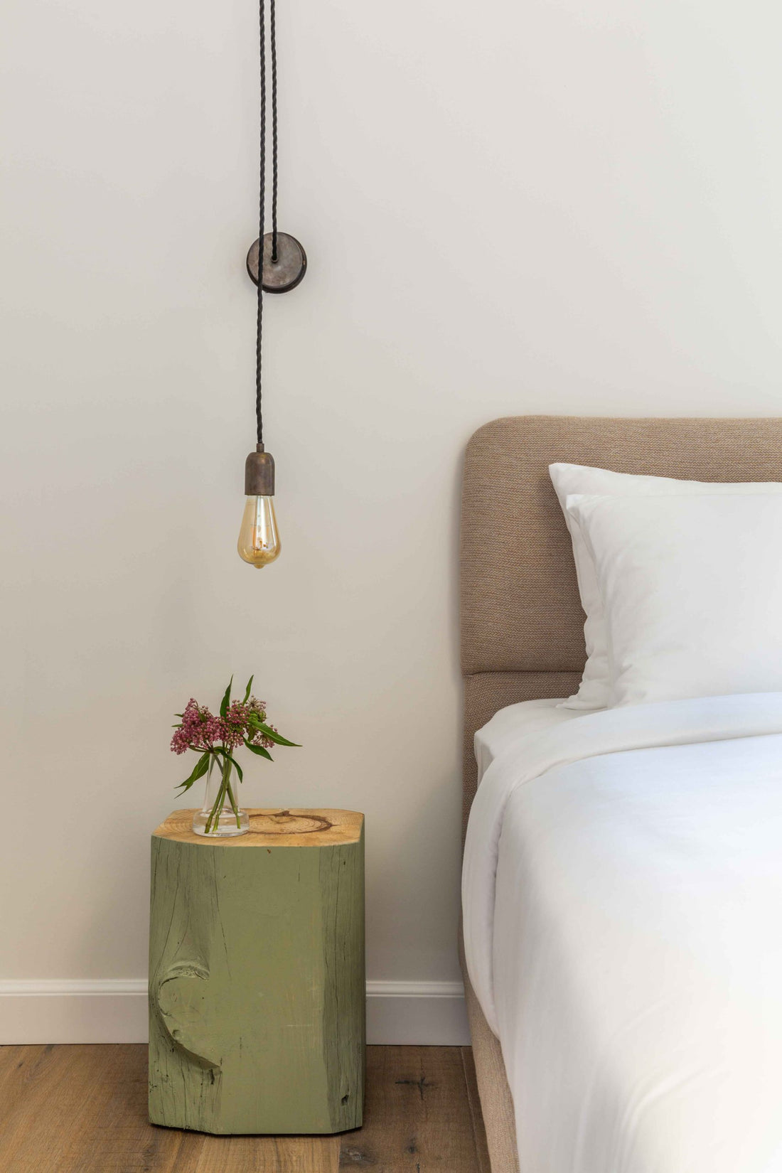 גוון וינטג', כבל שחור מפותל, כוס פליז מעוגלת ונורת "אגס"