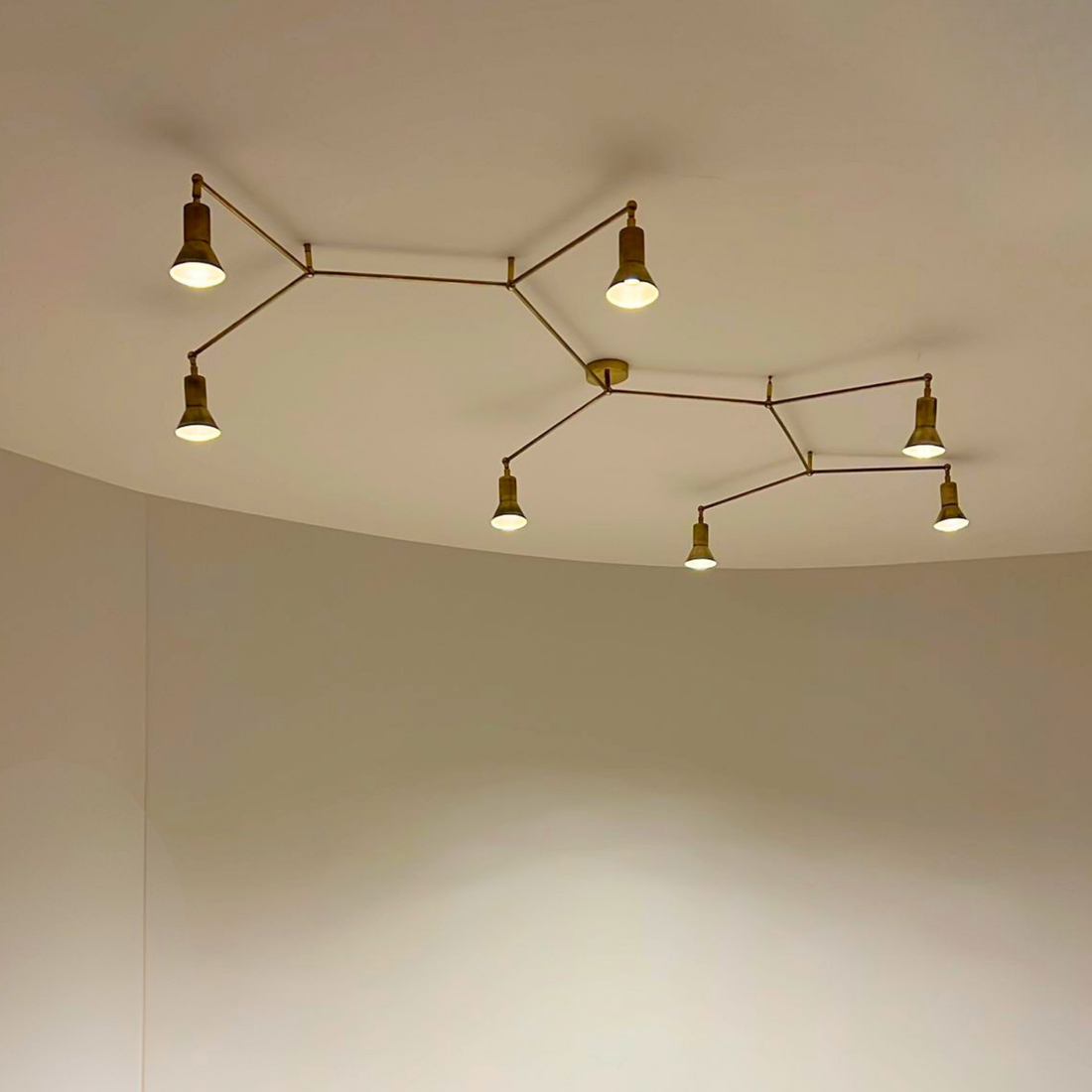 שנדלייר פליז, מנורת תקרה רב זרועית, תאורה אדריכלית, עיצוב פנים יוקרתי, שנדלייר מודרני, תאורה למעצבים, גוף תאורה גיאומטרי