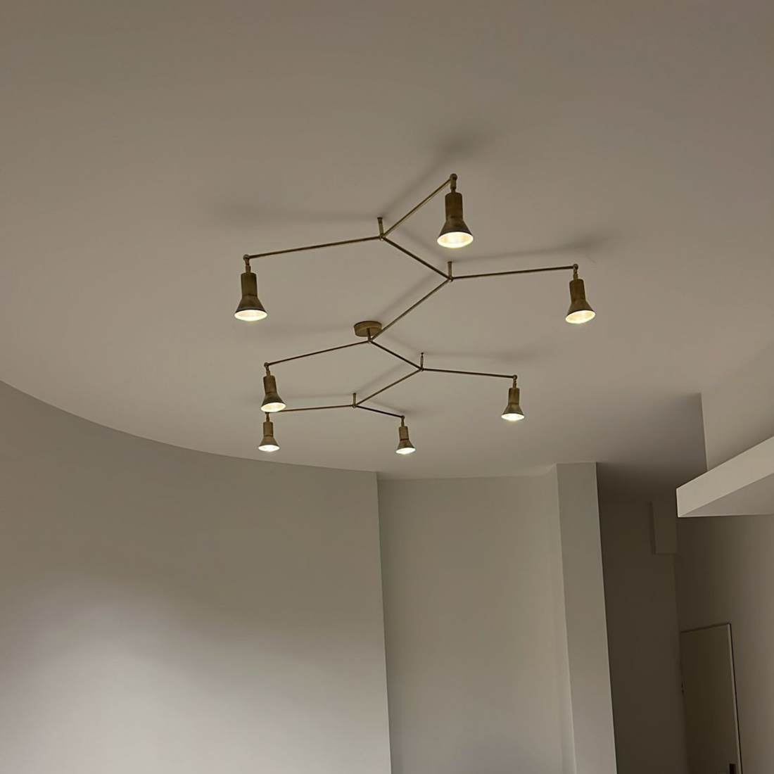 שנדלייר פליז, מנורת תקרה רב זרועית, תאורה אדריכלית, עיצוב פנים יוקרתי, שנדלייר מודרני, תאורה למעצבים, גוף תאורה גיאומטרי